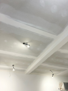 Photo de galerie - Jointage du faux plafond avant mise en peinture 