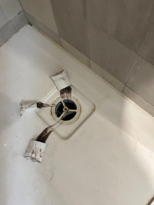 Photo de galerie - Avant : receveur de douche nécessitant un nettoyage en profondeur.