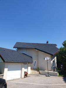 Photo de galerie - Voici la toiture après application  d'un résine d'étanchéité hydrofuge. 
gris ardoise ral 7016.
belle réalisation client  satisfait content du résultat. 
réalisation lje rénovation 
245.rue du Marais 73190challes les Eaux. 