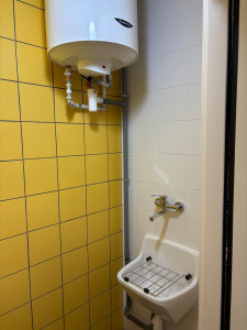 Photo de galerie - Pose d’un chauffe eau 50l et un vide seau + son robinet avec la tuyauterie en multicouche et sa vidange.