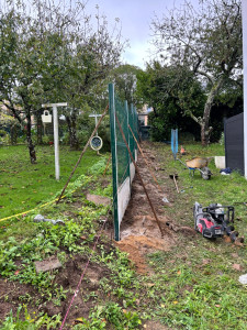 Photo de galerie - Réalisation du clôture rigide de 25 m linéaires avec soubassement béton, 50 cm