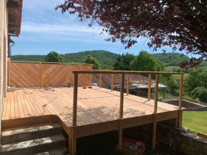 Photo de galerie - Terrasse suspendu en acacia avec garde corp en câble inox
