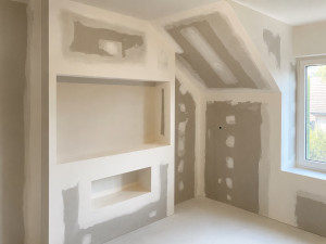 Photo de galerie - Création d'un meuble Tv en plaque de plâtre sur mesure avec réalisation d'un rampant et d' un doublage 