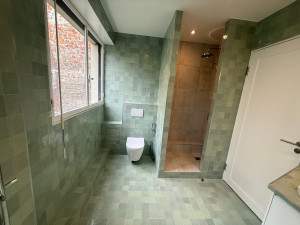 Photo de galerie - Pose de petits carreaux de salle de bain de manière propre et professionnelle