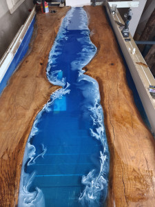 Photo de galerie - Table a manger 2m 50 par 1m ,deux plateaux chênes et une résine époxy.
Angelina ,la souhaitant un effet mer avec houle .
Merci pour. votre confiance .
Demandez tous types d'aménagements epoxy ,nous répondrons à vos attentes.
