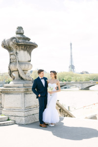 Photo de galerie - Moment tendre capturé lors d’une séance photo de couple à Paris. Lumière naturelle, composition élégante et émotions authentiques – ma signature.