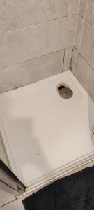 Photo de galerie - Etat avant travaux des sanitaires d'un appartement 