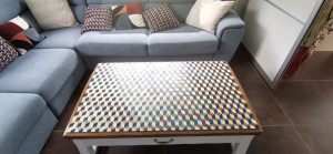Photo de galerie - Marqueterie de paille sur une table basse, motif cube sans fond, paille de couleur bleu marron et naturelle.