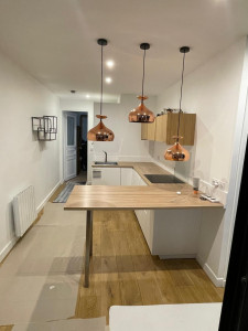Photo de galerie - Cuisine sur mesure : Pose de cuisine clé en main. Nous installons meubles, plans de travail, évier et luminaires. Raccordements plomberie/électricité inclus. Profitez d'une installation robuste et esthétique par une équipe expérimentée.