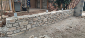 Photo de galerie - Réalisation de muret en pierre de taille avec joint apparent