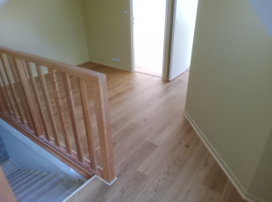 Photo de galerie - Pose de parquet, avec plinthes et quarts de rond en finition, plus habillage du tour d'escalier avec des cornières bois.