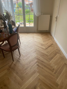 Photo de galerie - Pose parquet chevron collé en chêne. 