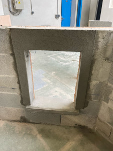 Photo de galerie - Réalisation d’une ouverture dans un mur en parpaings lors de ma formation CAP Maçon.