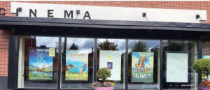 Photo de galerie - Les grandes vitres du cinéma à Poix de Picardie. Nettoyage une fois par mois 