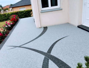 Photo de galerie - Moquette de pierre réalisée à partir de marbre concassé, assurant un excellent drainage de l’eau et une finition antidérapante.