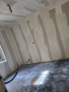 Photo de galerie - Jointage des plaques de plâtre avant ponçage et mise en peinture 