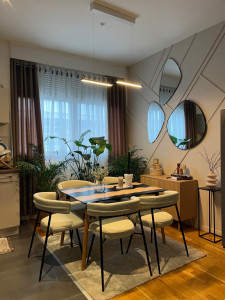 Photo de galerie - Aménagement du coin salle à manger d’un séjour ouvert sur cuisine 
Installation tasseaux Mureaux, miroir et peinture 
Pose luminaires 
Décoration intérieure