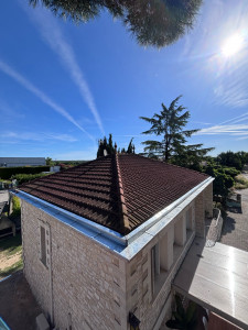 Photo de galerie - Voici une de mes réalisations. des entablements en zinc sur mesures pour assurer l’étanchéité et la durabilité des dépassées de toiture 