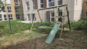 Photo de galerie - Installation air de jeux et balançoire avec toboggan