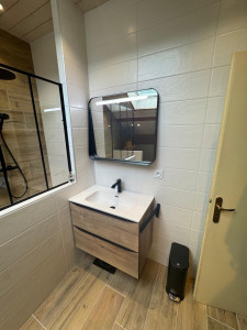 Photo de galerie - Installation d’un meuble vasque suspendu avec robinetterie, raccordements et finitions soignées. Pose précise pour un rendu moderne et fonctionnel. 