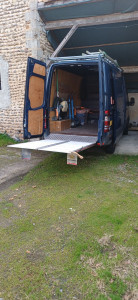 Photo de galerie - Fourgon L2H2 10,5 m3 équipé hayon hydraulique et galerie 