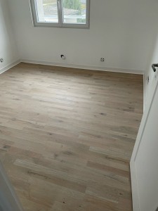 Photo de galerie - Pose de parquet avec sous couche et quart de rond