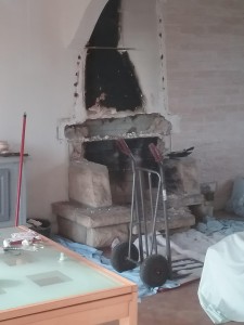 Photo de galerie - démontage  d'une  cheminée.