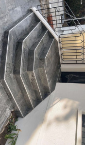 Photo de galerie - Pose de carrelage sur les marches extérieur. 