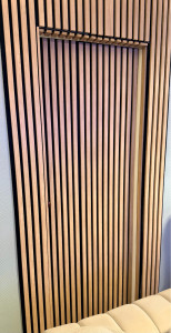 Photo de galerie - Tasseaux réalisé pour cacher une porte du salon 