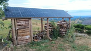 Photo de galerie - Abri bois toiture solaire et petit box batterie régulateur convertisseur