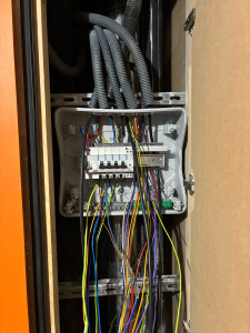 Photo de galerie - Début d’installation tableau électrique chambre d hôtel 