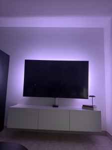 Photo de galerie - Montage meuble tv suspendu ainsi que tv et goulotte câble