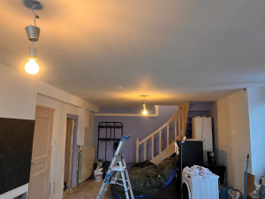 Photo de galerie - Application de la peinture après confection de A à Z du plafond ferraillage placage BA13 bandes à joints ponçage 