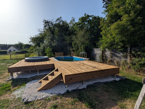 Photo de galerie - Terrasse sur-mesure autour d'une piscine avec son jacuzzi encastré 