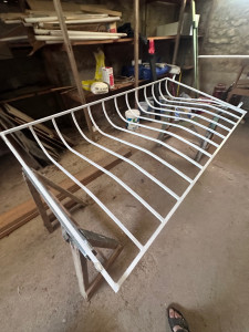 Photo de galerie - Rénovations et traitements d’une grille en fer forgé 