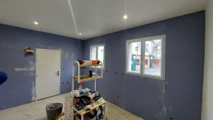 Photo de galerie - Rénovation d'un mur avec le placo avec 2 fenêtres à posé 