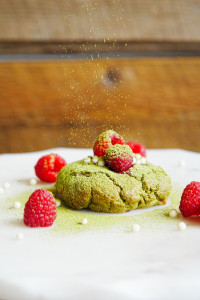 Photo de galerie - Un cookie matcha framboise capturé chez Maison Sauvage – photo culinaire professionnelle à Montréal.
