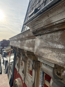 Photo de galerie - Avant : Façade ancienne et abîmée.