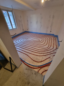 Photo de galerie - Installation d’un plancher chauffant avec pose du réseau de tubes et raccordement au circuit de chauffage.