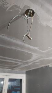 Photo de galerie - Réalisation d'un faux plafond en plaque de plâtre BA13 sous charpente en bois

