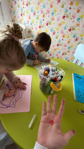 Photo de galerie - Activités dessins à la crèche avec les enfants :)