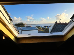 Photo de galerie - Création d’un VELUX pour offrir une vue mer qui n’existait pas encore. Apport en lumière, vue mer et coin lecture! 
