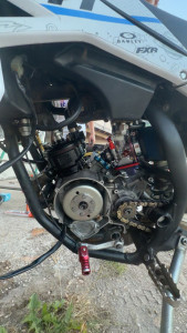 Photo de galerie - Montage bloc am6 70 top

effectué dessus : 
-changement vilebrequin et roulements
- changement de toute l'admission 
-changement cylindre piston 
changement de tous les joints (spy et papiers)
-demontage, nettoyage, remontage et réglages du moteur 