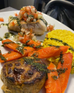 Photo de galerie - Dos de cabillaud sauce vierge, légumes rôtis et riz safrané 