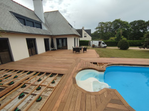 Photo de galerie - Réalisation d'une terrasse autour d'une piscine en bois exotique 