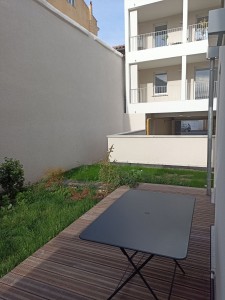 Photo de galerie - J'ai un jardin chez moi avec une terrasse qui permet de profiter de l'extérieur.