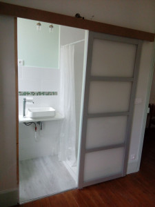 Photo de galerie - Realisation complete d'une salle de bain avec receveur extra plat pour une personne a mobilité réduite
