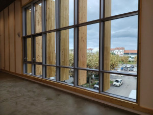 Photo de galerie - Sur cette photo, je réalise le nettoyage des vitres intérieures et extérieures dans un établissement scolaire. 
J’interviens également pour des remises en état complètes après travaux ou avant la réouverture des locaux.