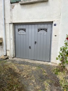 Photo de galerie - Dépose d’une porte de garage bois , et pose d’une pote garage pvc avec seuil et rampe handicapé intérieur à 12%