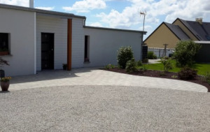 Photo de galerie - Terrassement de la cours et pose pavé de bordure.